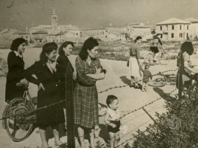 Davanti al villaggio, 1946