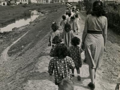 Passeggiata sull'Ausa dei bambini della materna, 1947