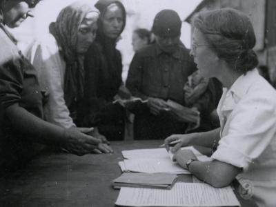 Il Centro sociale, 1946 Margherita Zoebeli durante il lavoro di assistenza alla popolazione di Rimini